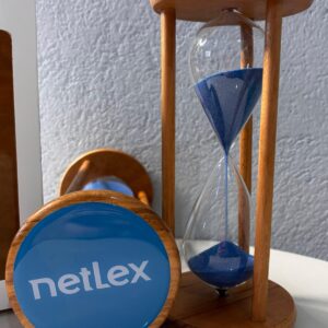 Ampulheta Personalizada em Madeira 18cm - Resina