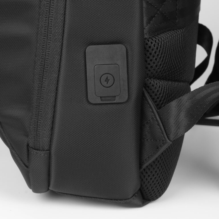 Brinde Mochila de Poliéster USB 23 Litros 4