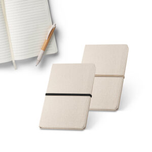 NERVAL. Caderno A5 em linho de capa dura com 192 páginas pautadas (230 g/m²)