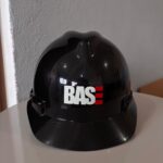 Detalhe interno de capacete MSA exibindo suspensão ajustável e fita jugular de segurança