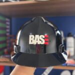 Capacete MSA personalizado com logo da empresa e acabamento profissional em aba frontal