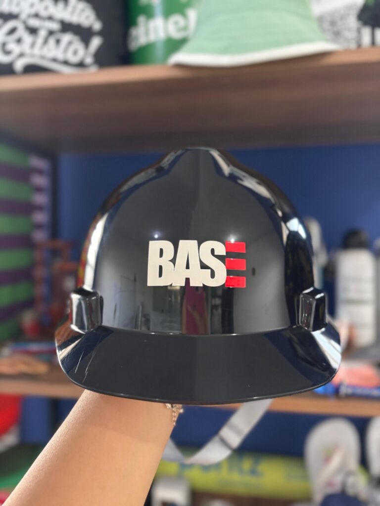 Capacete MSA personalizado com logo da empresa e acabamento profissional em aba frontal